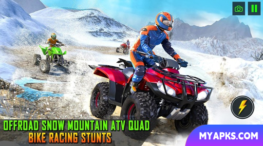 Corrida de quadriciclo na montanha de neve