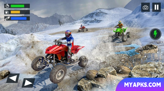 Corrida de quadriciclo na montanha de neve